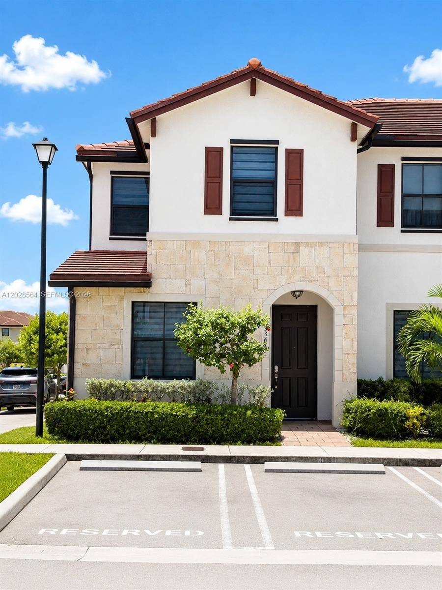 3368 W 105th TerHialeah - picture