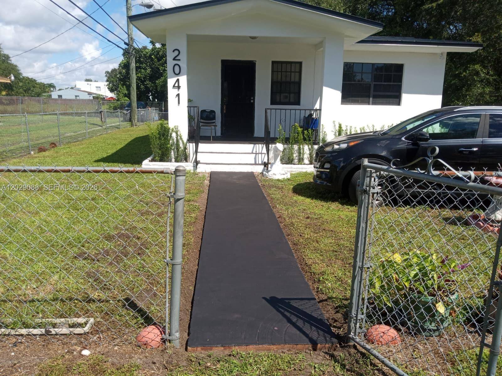 2041 NW 100th StMiami - picture