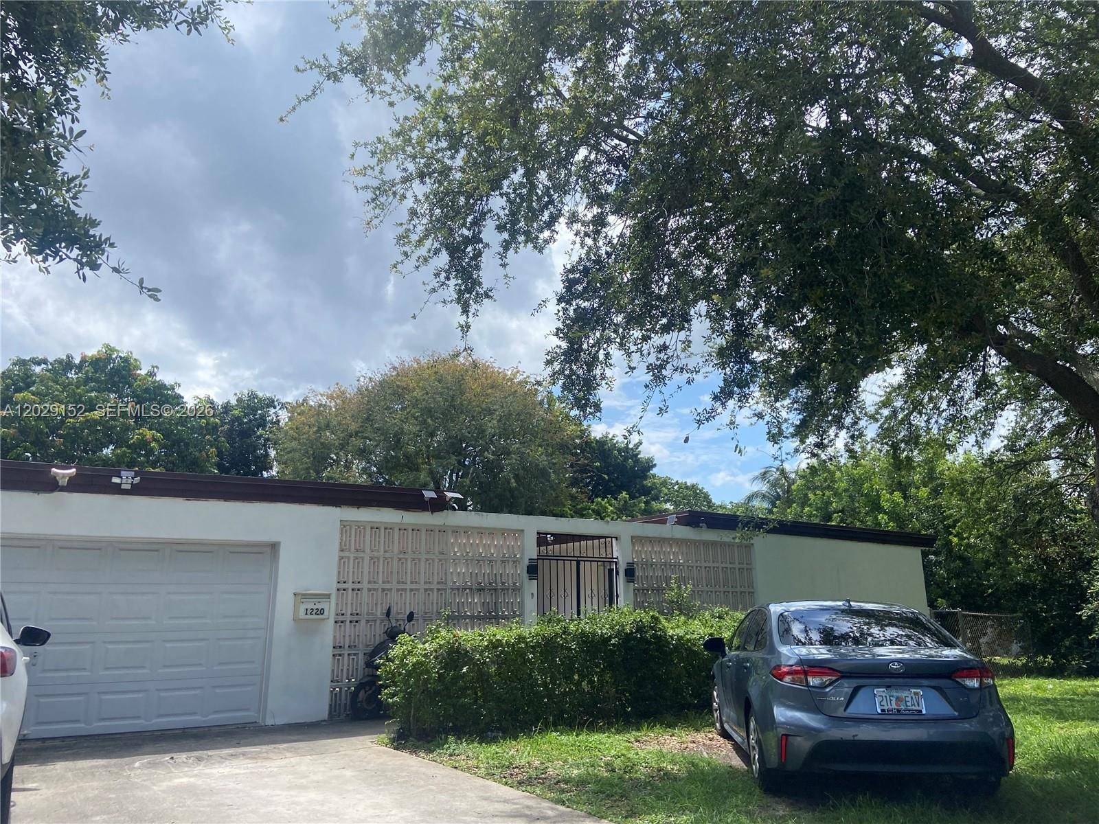 1220 S 29th AveHollywood - picture