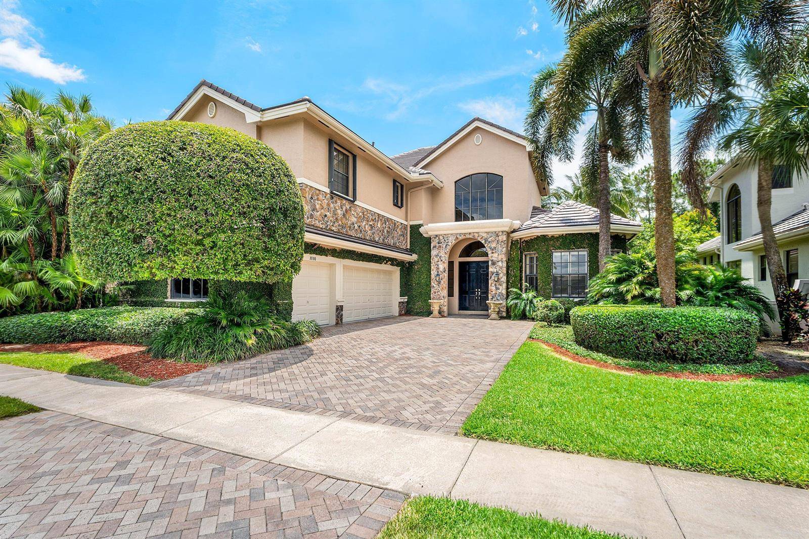 10380 TrianonWellington - picture
