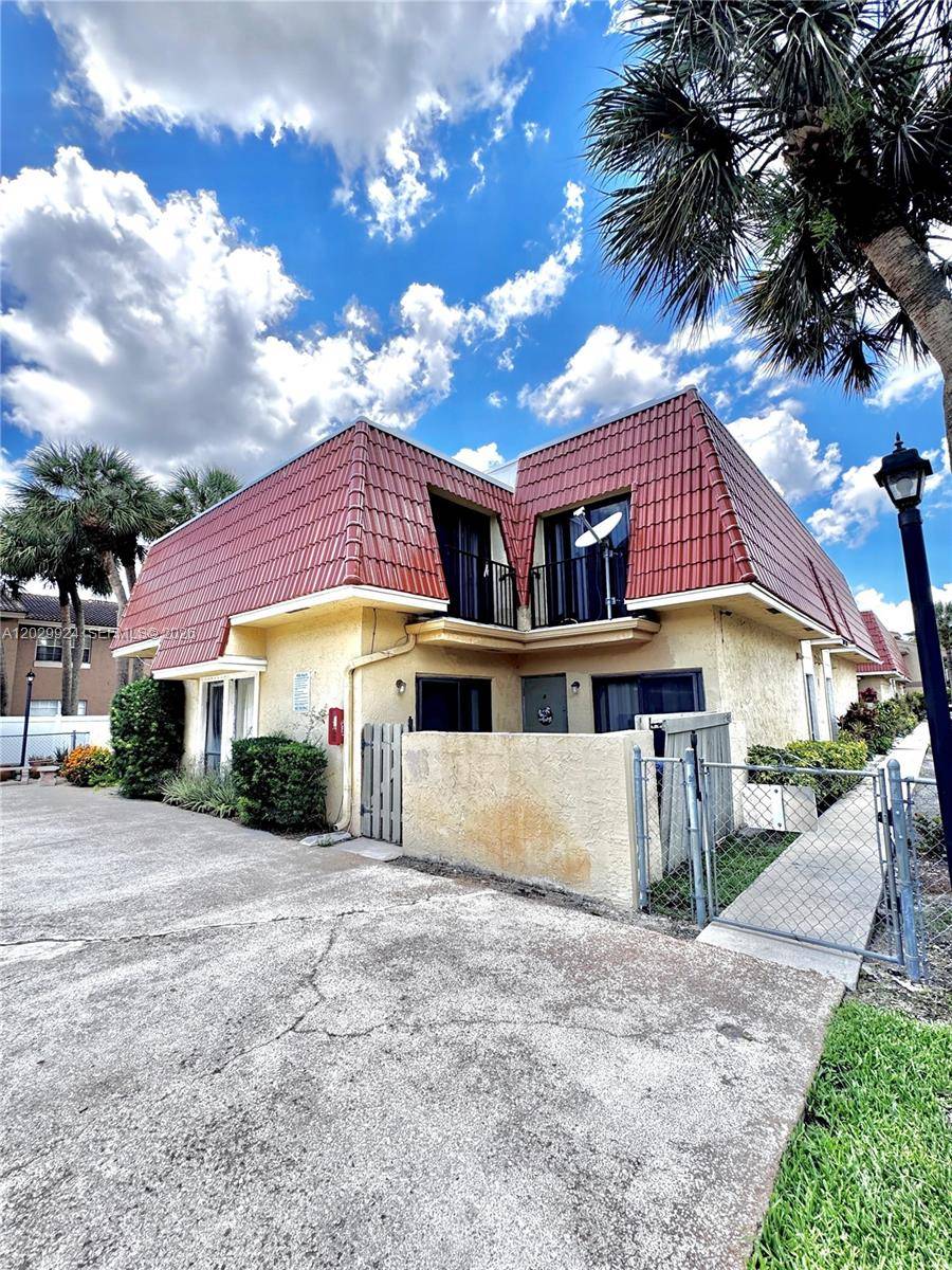 4240 NW 114th TerCoral Springs - WOODLAKE VILLAGE TOWNHOME condo unit 40 - picture