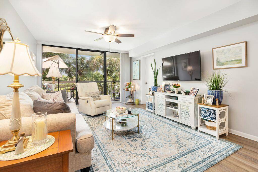 2401 VillageWest Palm Beach - WHITEHALL VILLAGE condo unit 305 - picture