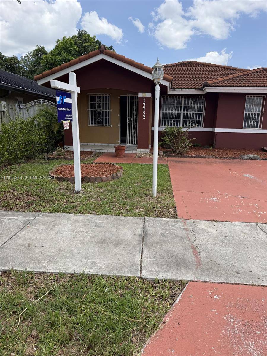 13752 SW 156th StMiami - picture
