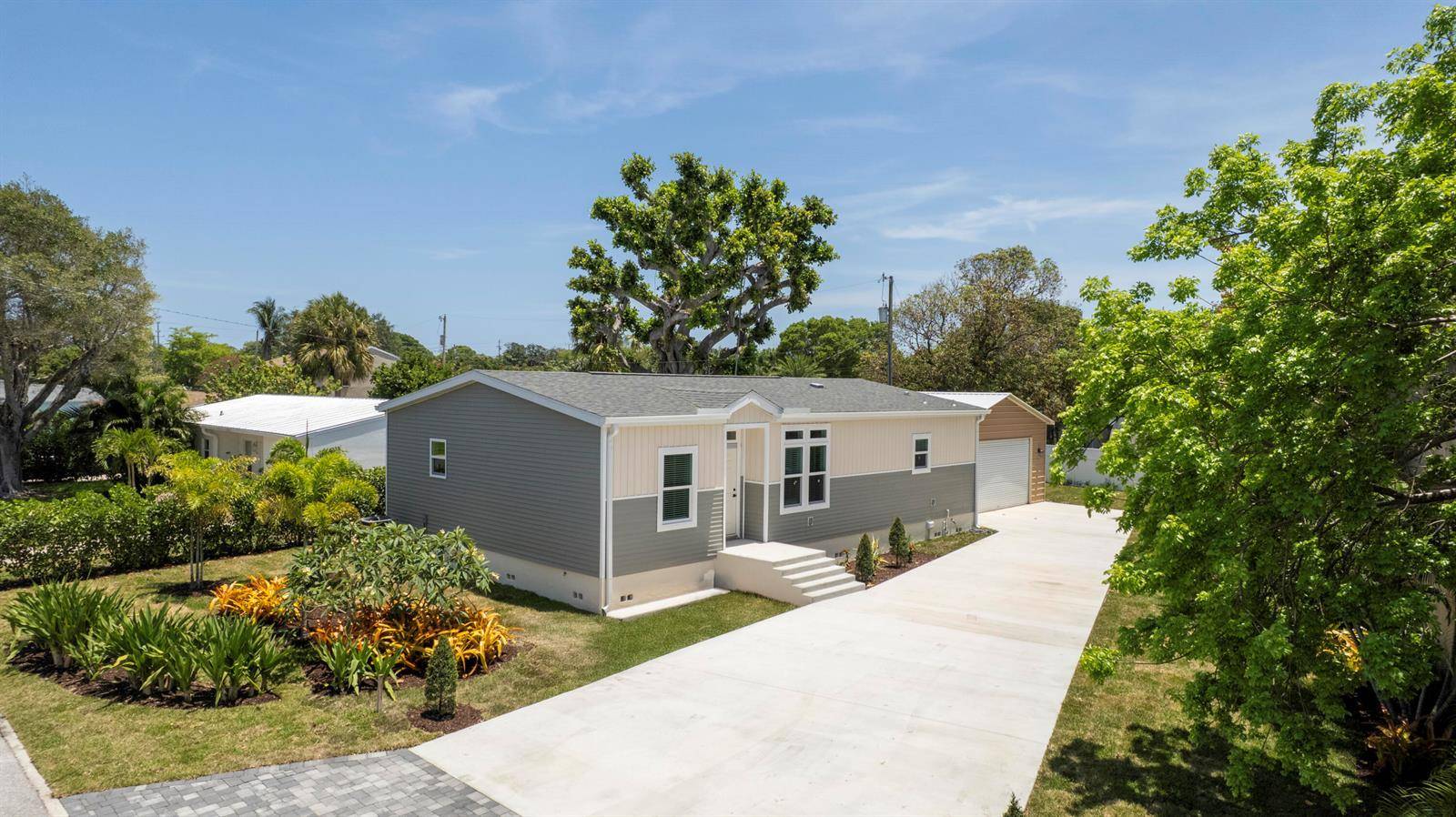 1757 N 12th Ct - picture