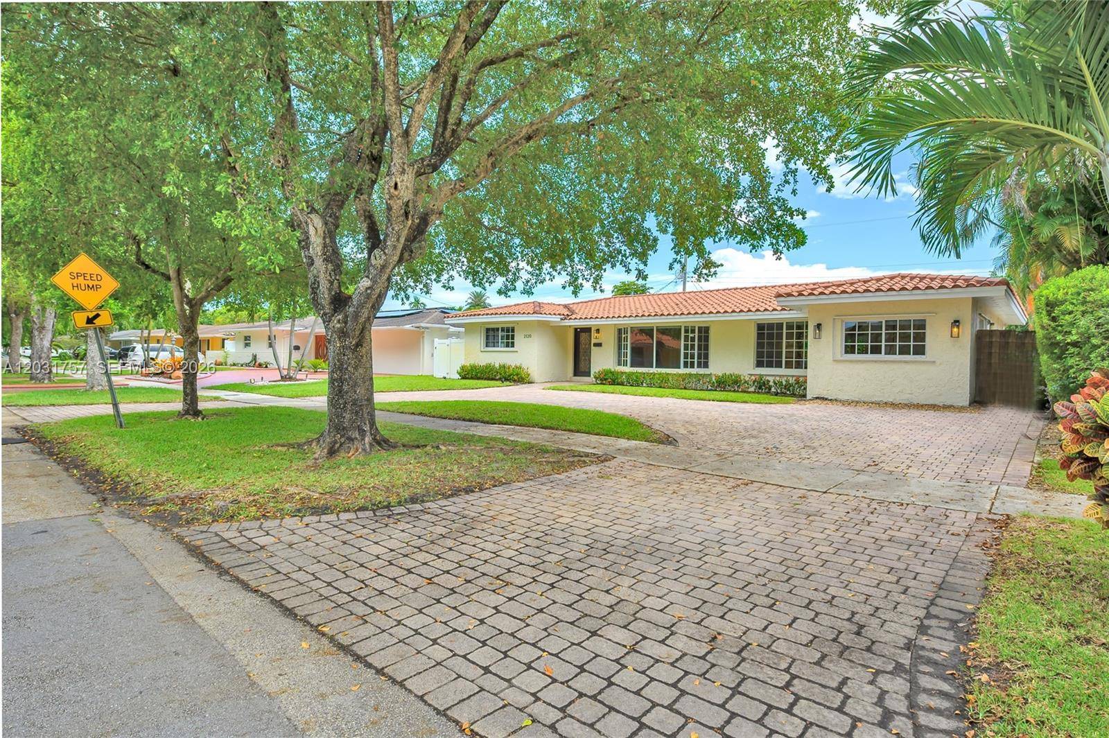2120 NE 207th StMiami - picture
