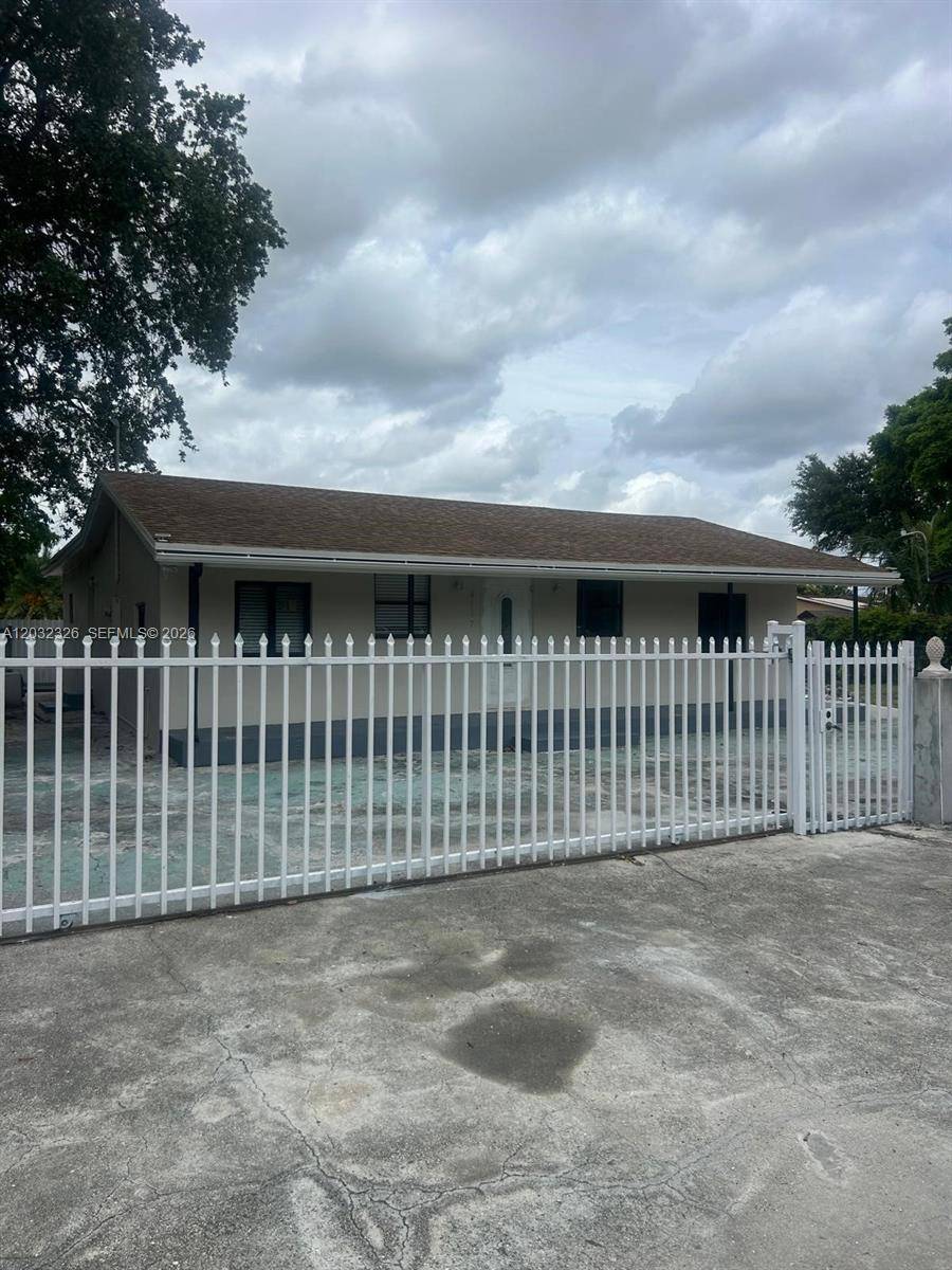 2467 NW 103rd StMiami - picture