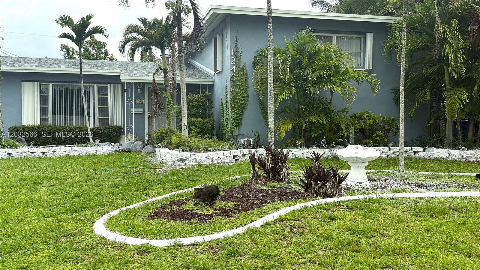 1245 NE 203rd StMiami - picture