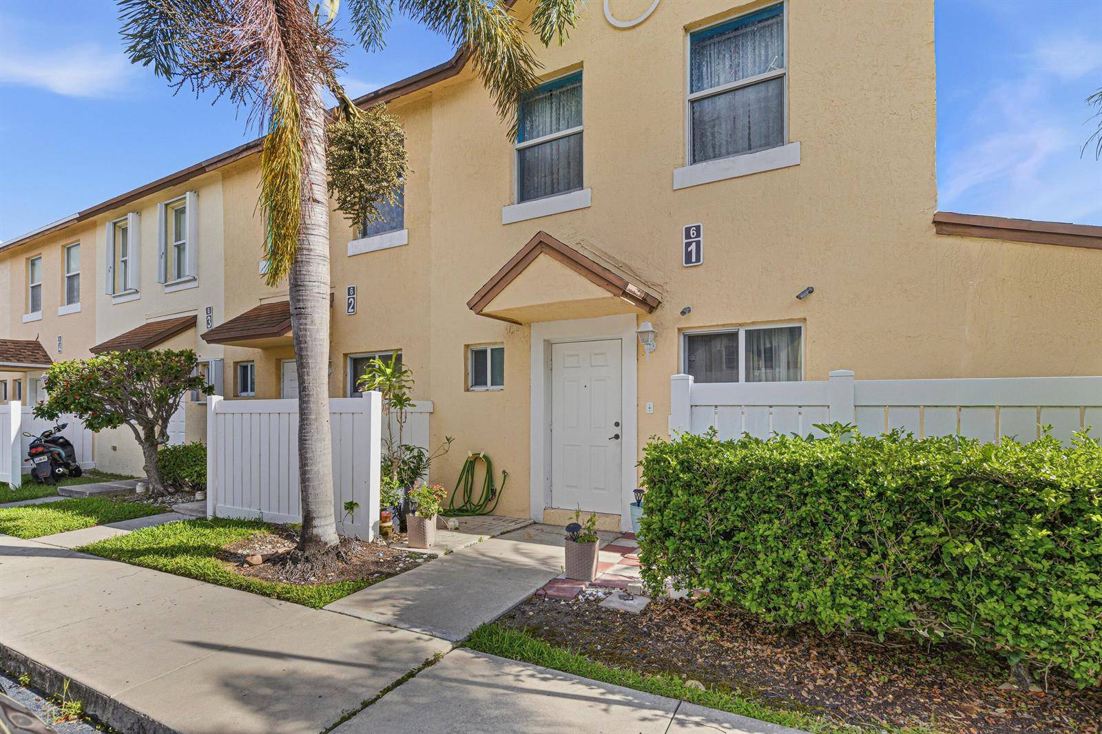 6631 WinfieldMargate - Townhouse condo unit 1-6 - picture