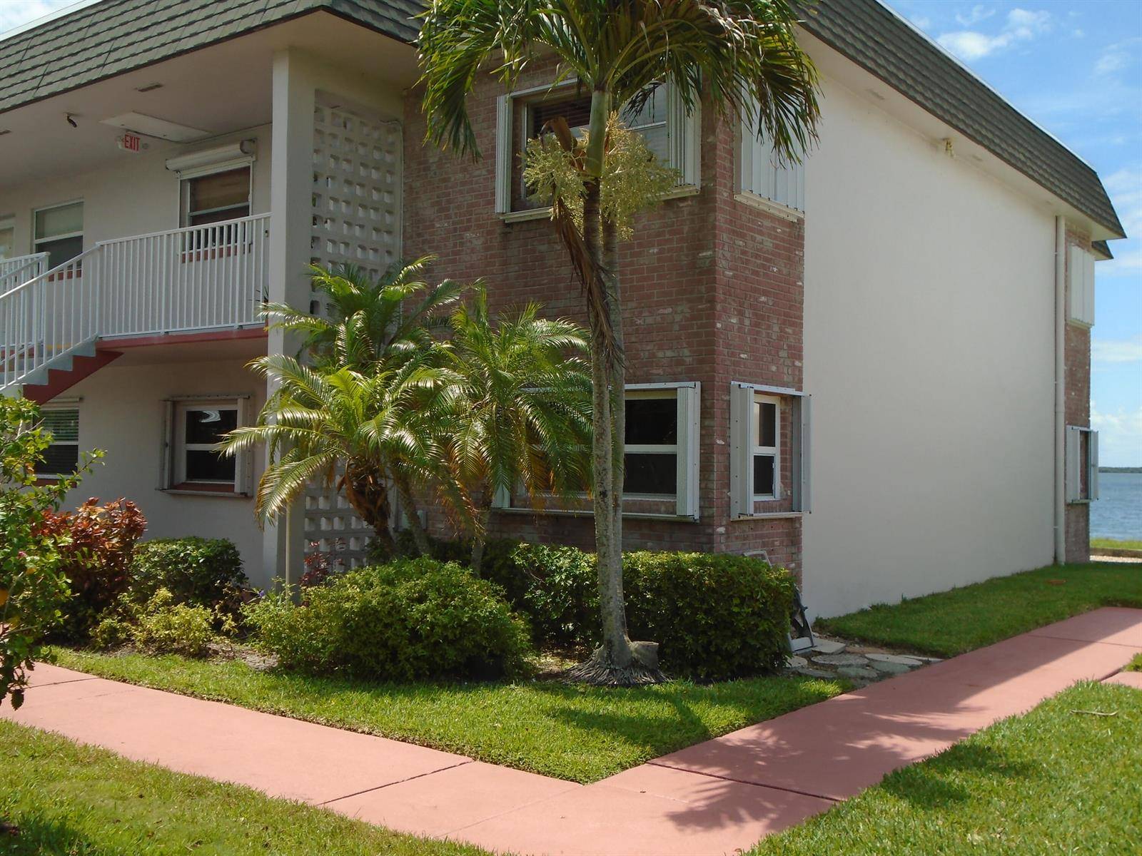 1133 BayshoreFort Pierce - COLONNADES CONDOMINIUM NO condo unit 105 - picture