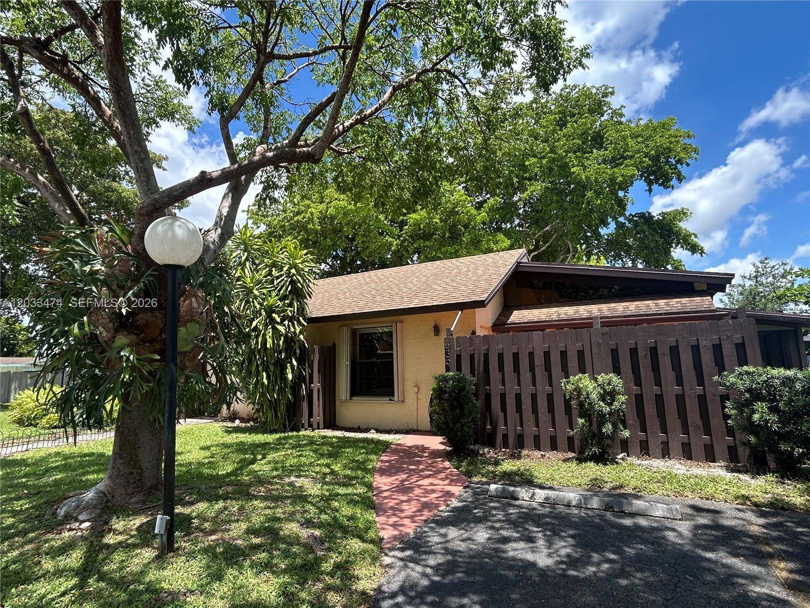 539 Briarwood CirHollywood - Villa Condo,Villa condo unit 2-57 - picture