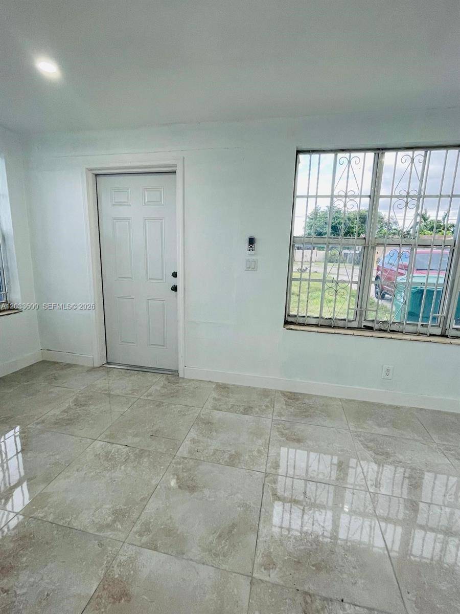 2437 NW 98th StMiami - picture
