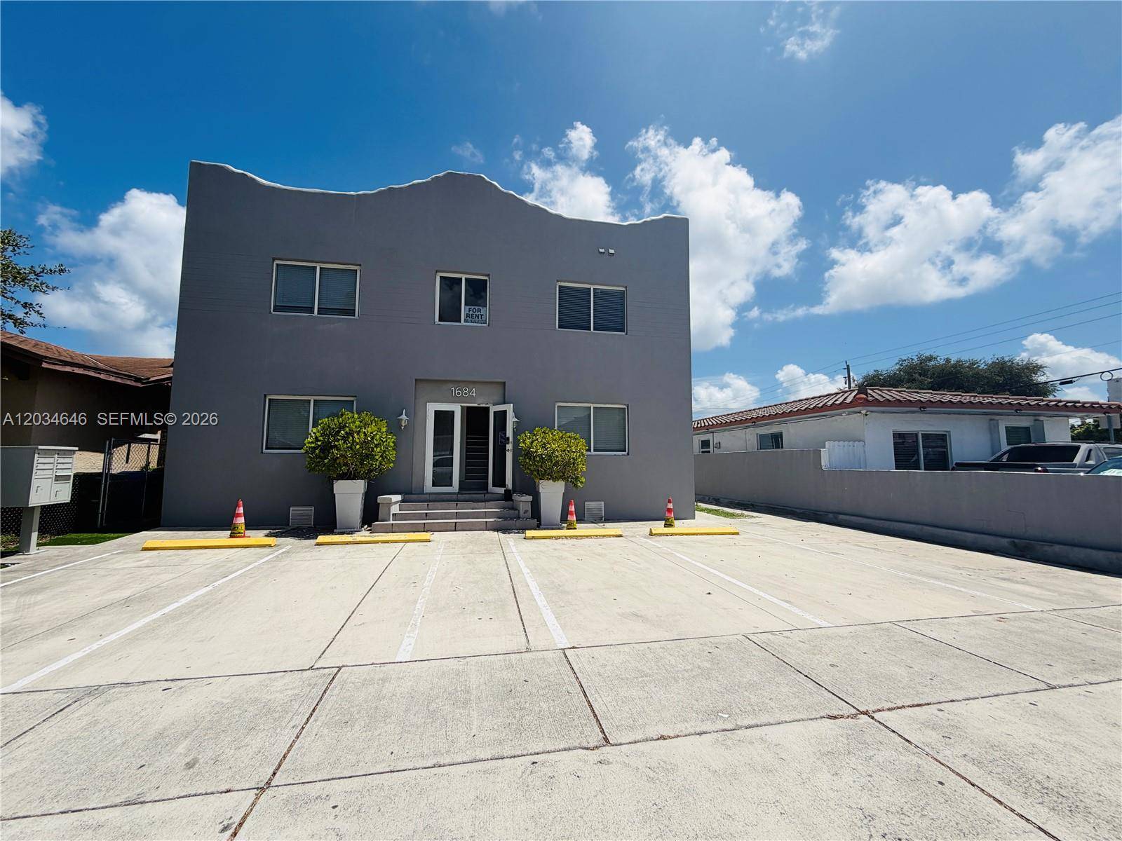1684 SW 10th StMiami - picture