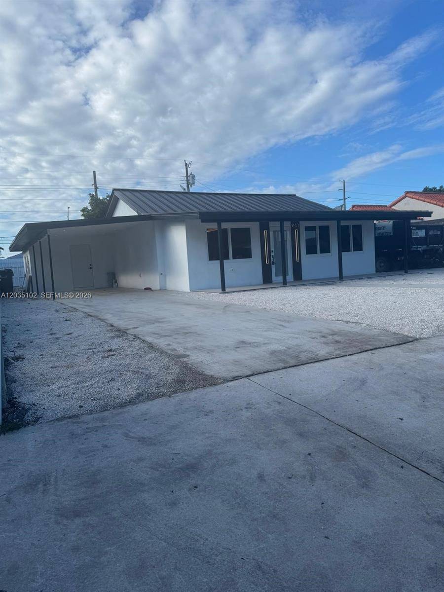 841 NE 4th PlHialeah - picture