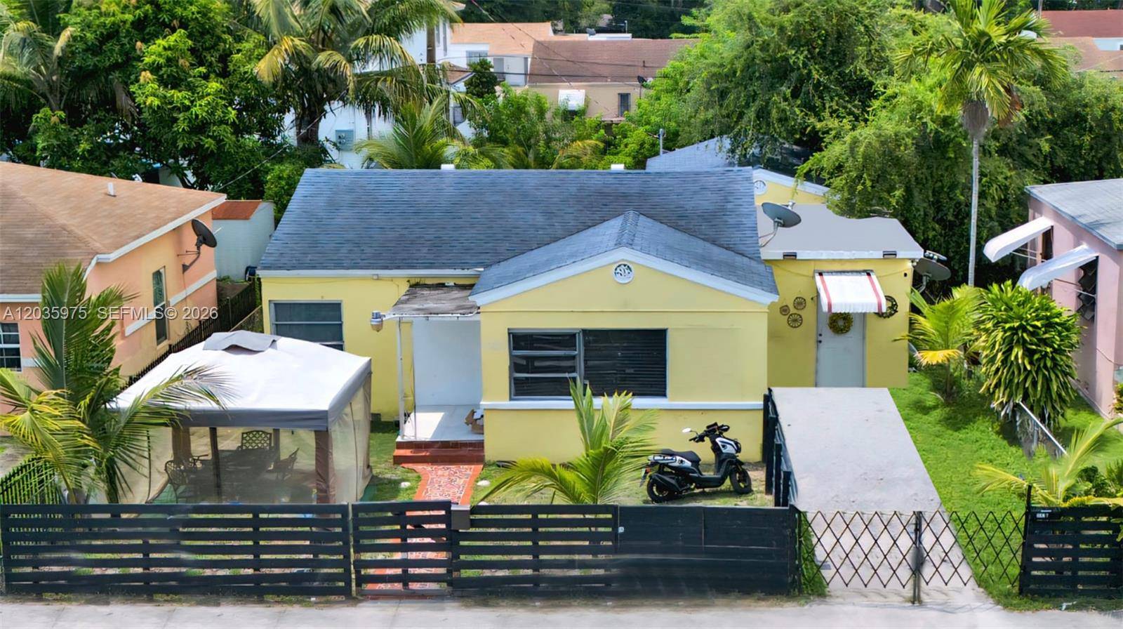 1042 NW 76th StMiami - picture