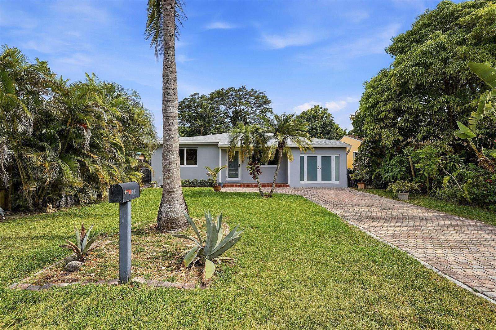 2834 AdamsHollywood - picture