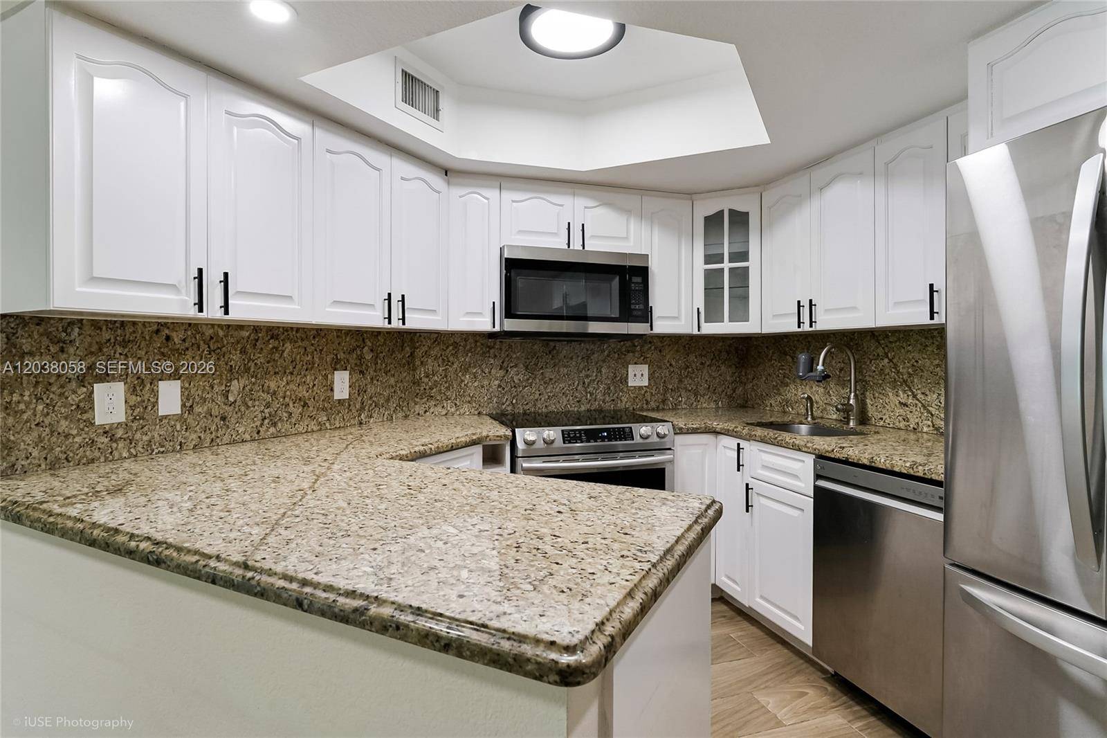 8205 Lake DrDoral - LAS VISTAS AT DORAL CONDO condo unit 103 - picture