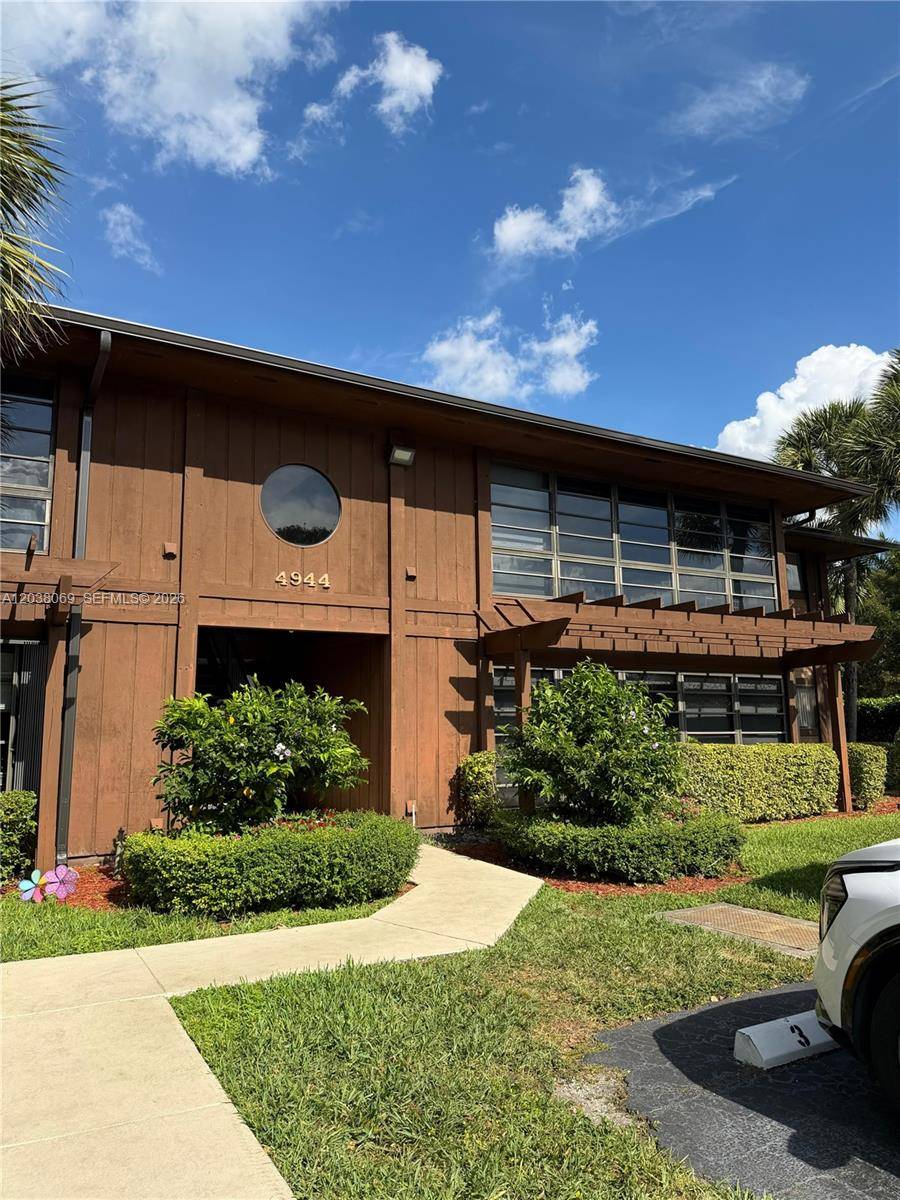 4944 NW 102nd AveDoral - DORAL PARK C CLUB VILLAS condo unit 204-3 - picture