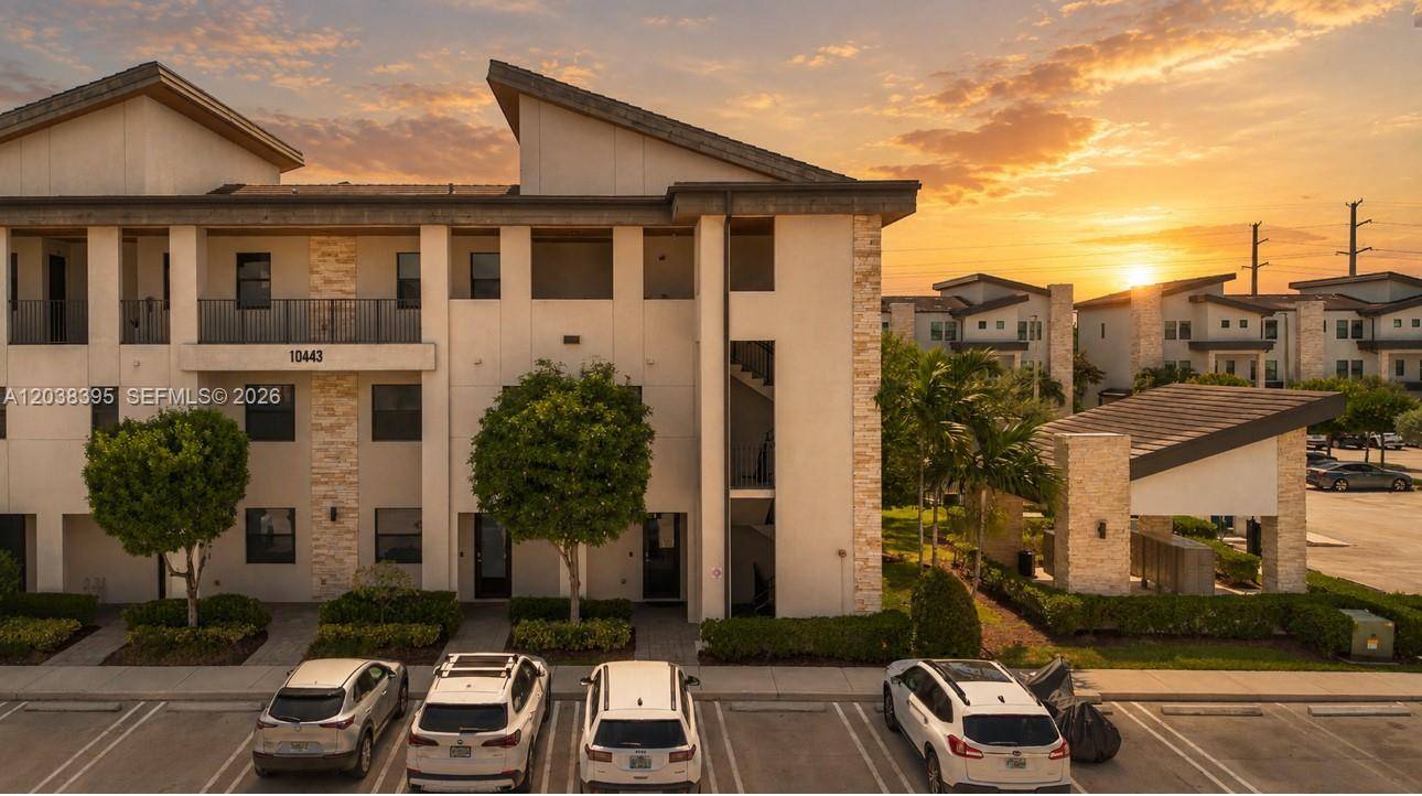 10443 NW 82nd StDoral - HIGHLAND AT PARK CENTRAL condo unit 8 - picture