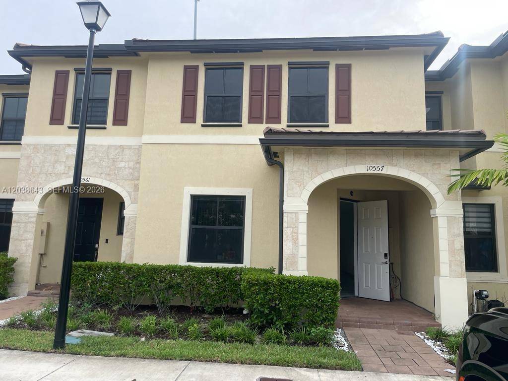 10557 W 32nd LnHialeah - picture