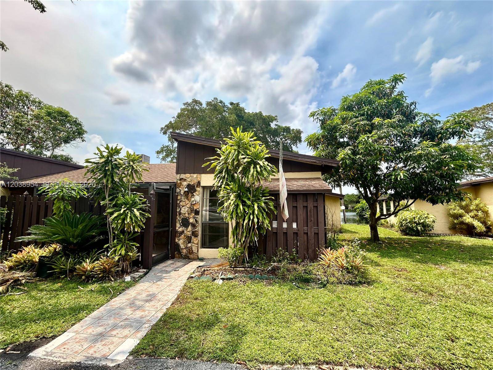 416 Briarwood CirHollywood - Villa Condo,Villa condo unit 2-24 - picture