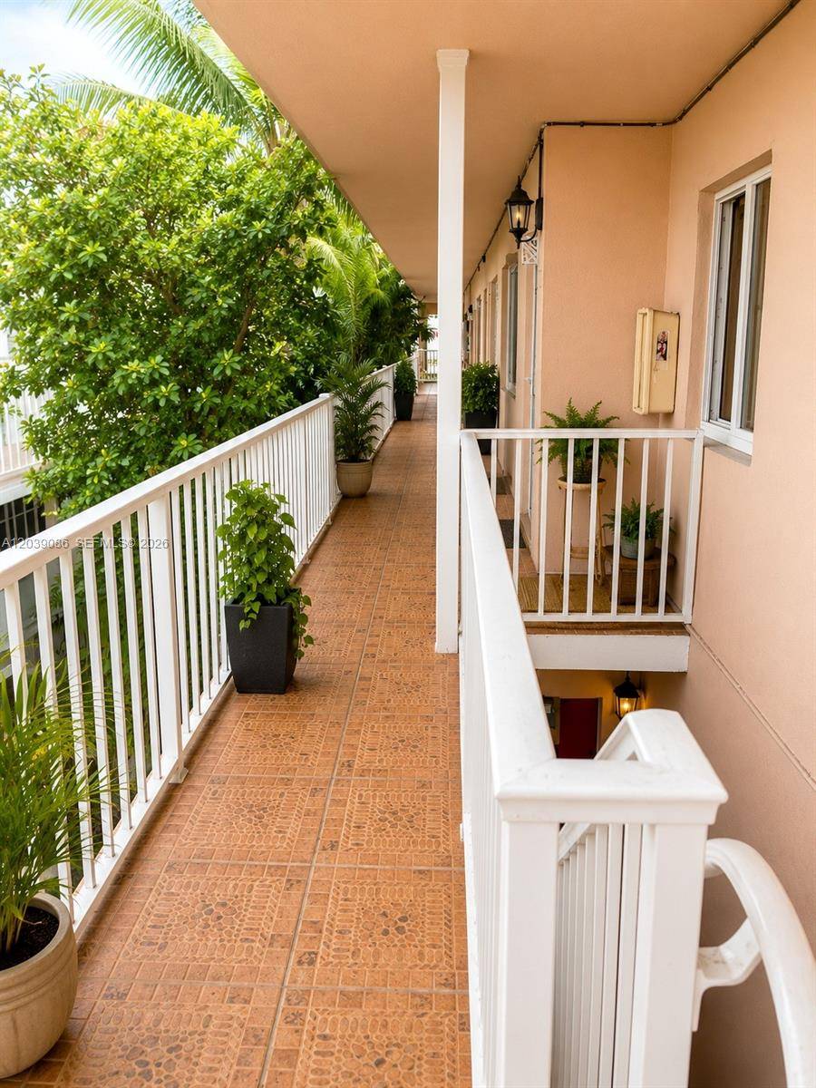 549 Meridian AveMiami Beach - OCEAN BEACH ADDN NO 3 condo unit 12 - picture