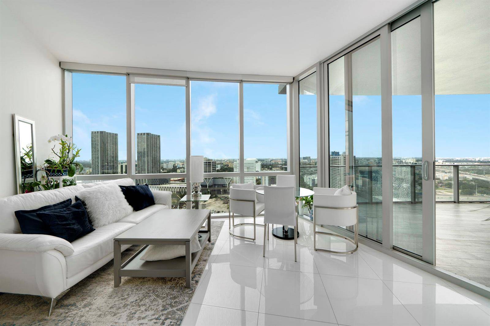 851 NE 1stMiami - PARAMOUNT MIAMI WORLDCENTE condo unit 2410 - picture