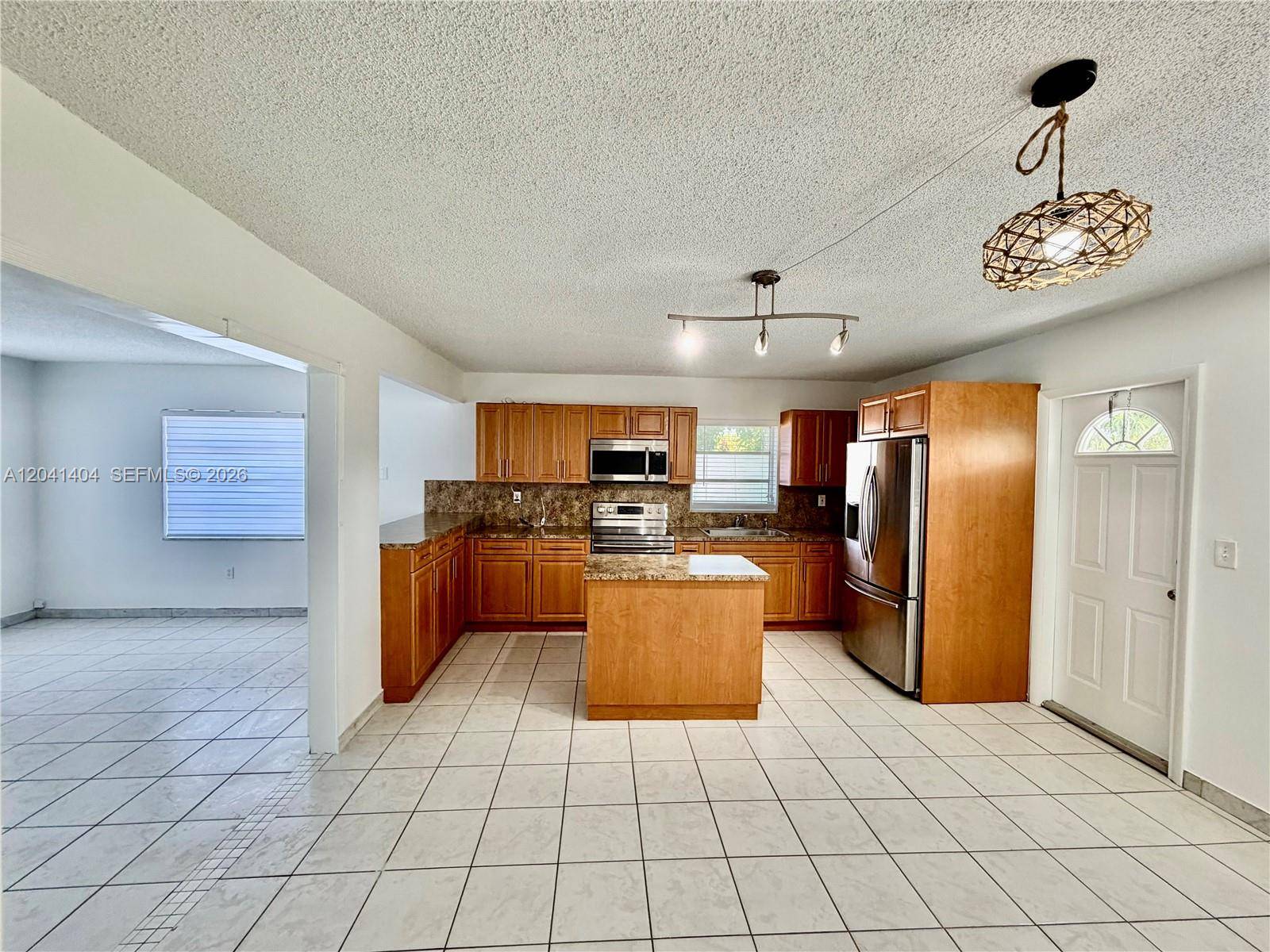 913 NW 22nd PlMiami - picture