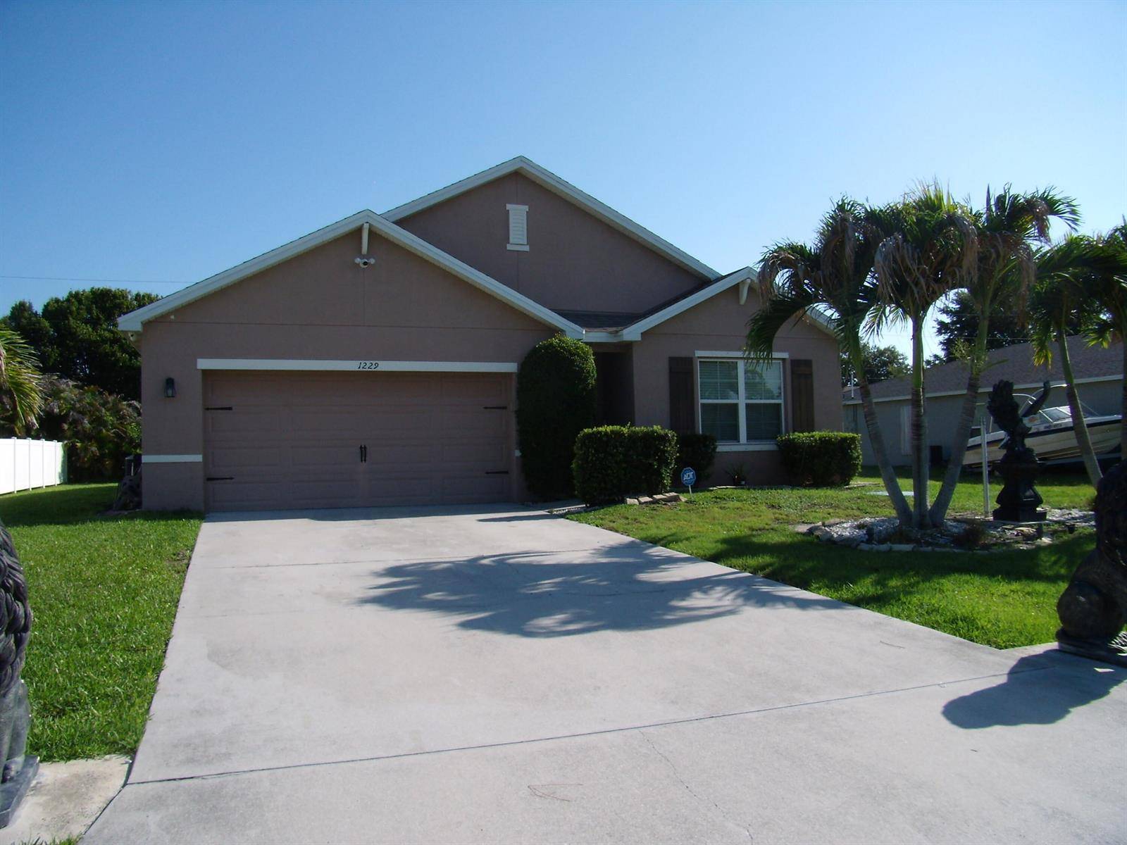 1229 SW AlbengaPort St. Lucie - picture