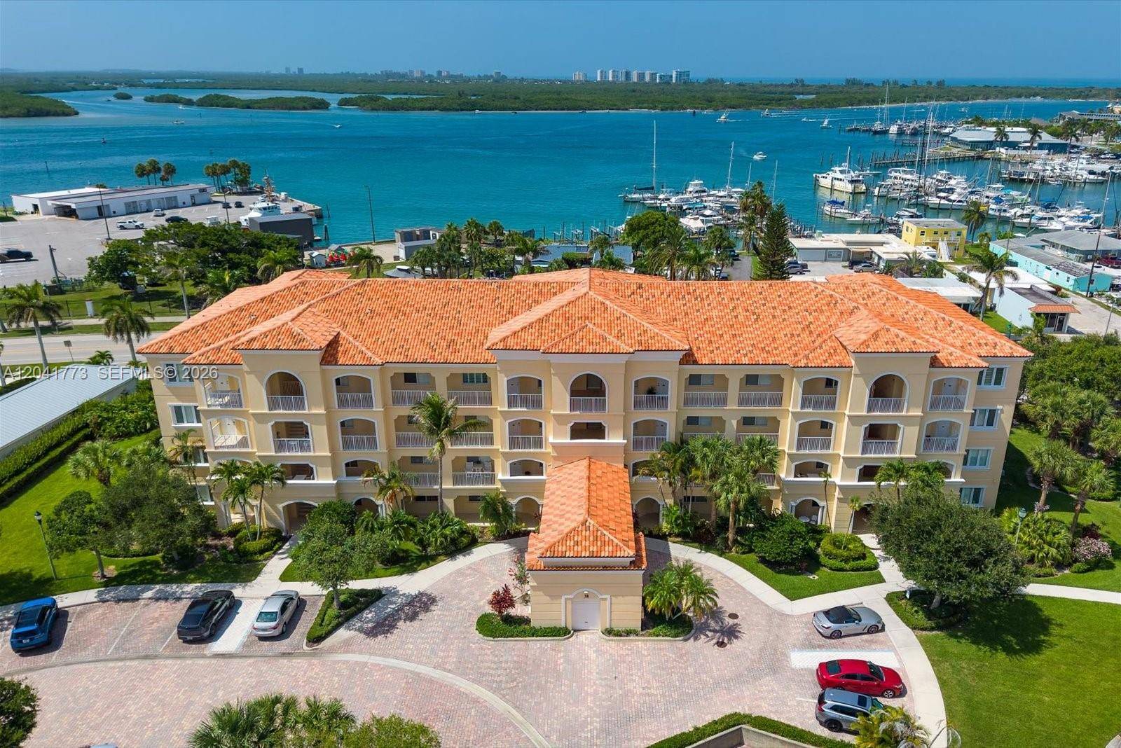 38 Harbour Isle Dr EFort Pierce - HARBOUR ISLE AT HUTCHINSO condo unit Unit 104 - picture