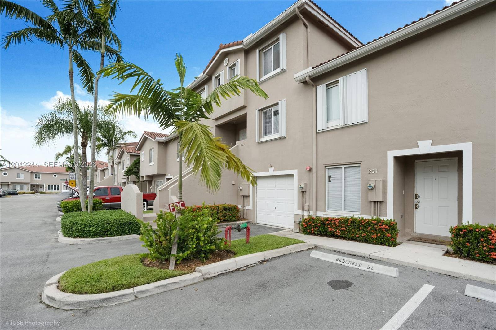 221 Riviera CirWeston - picture