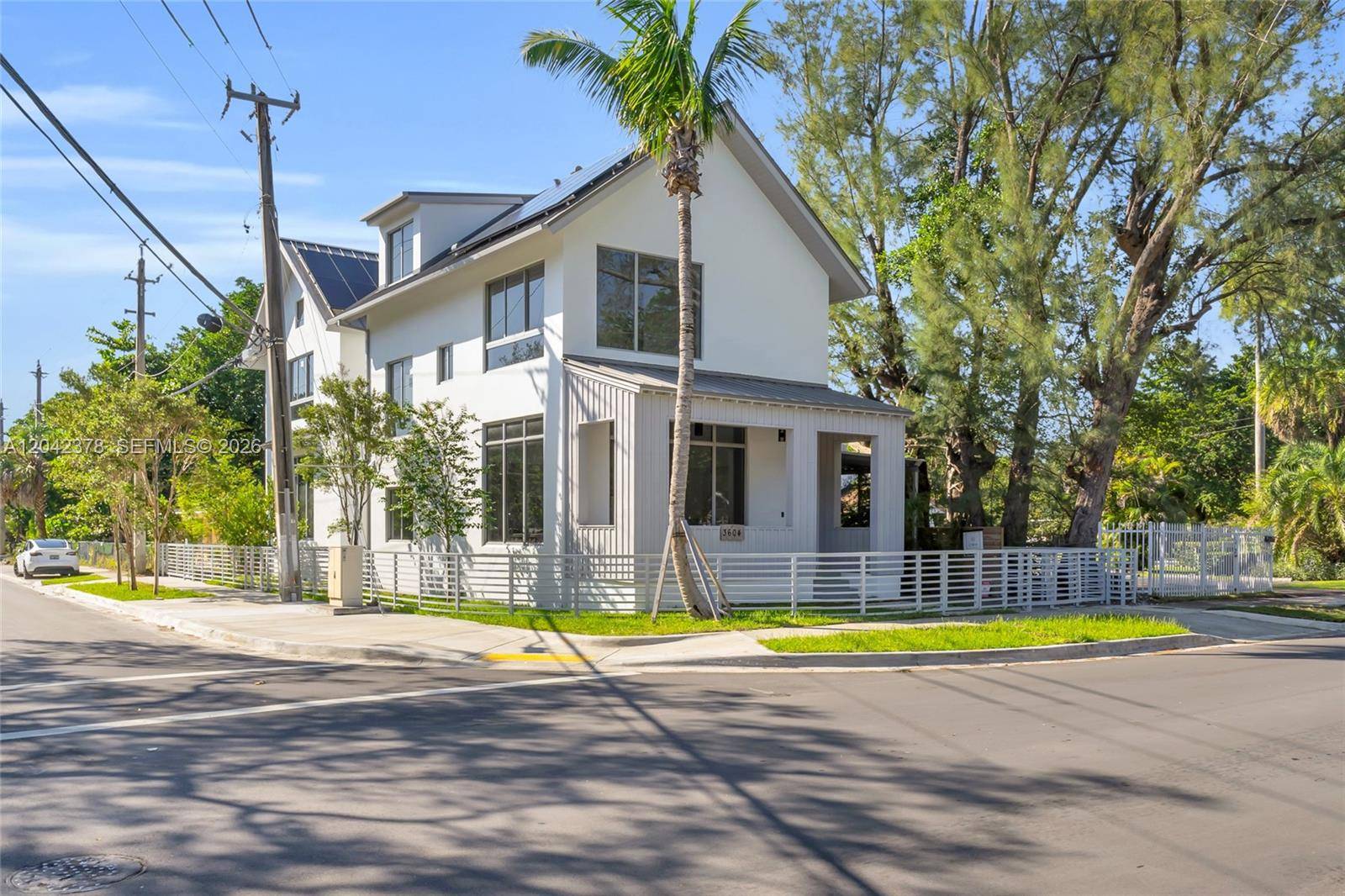 3204 Plaza StMiami - picture