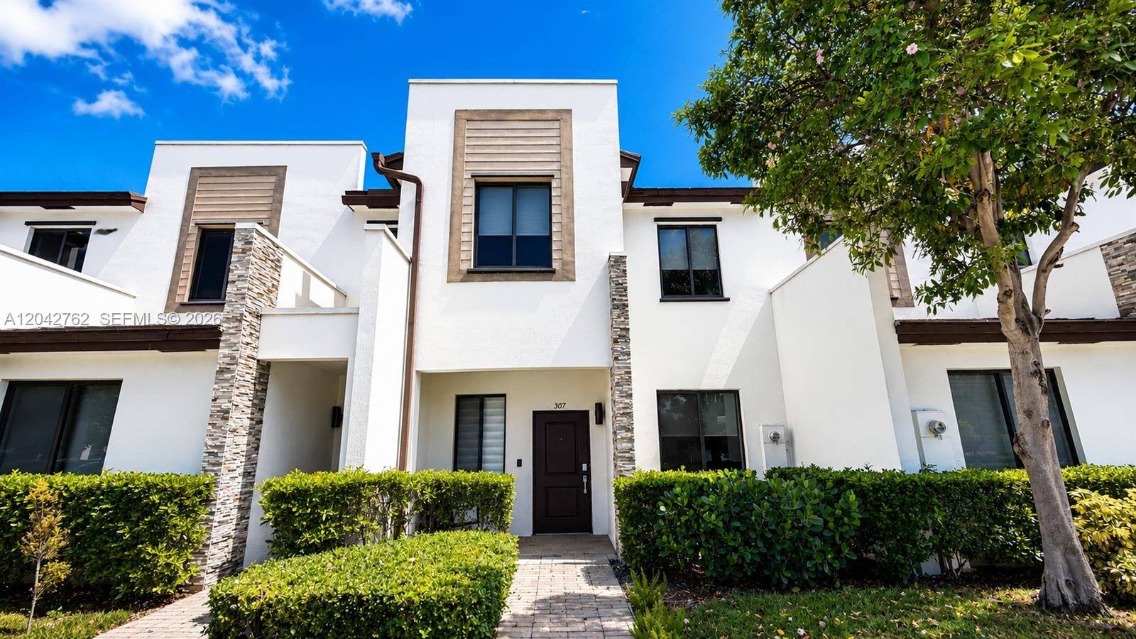 307 NE 208th TerMiami - picture