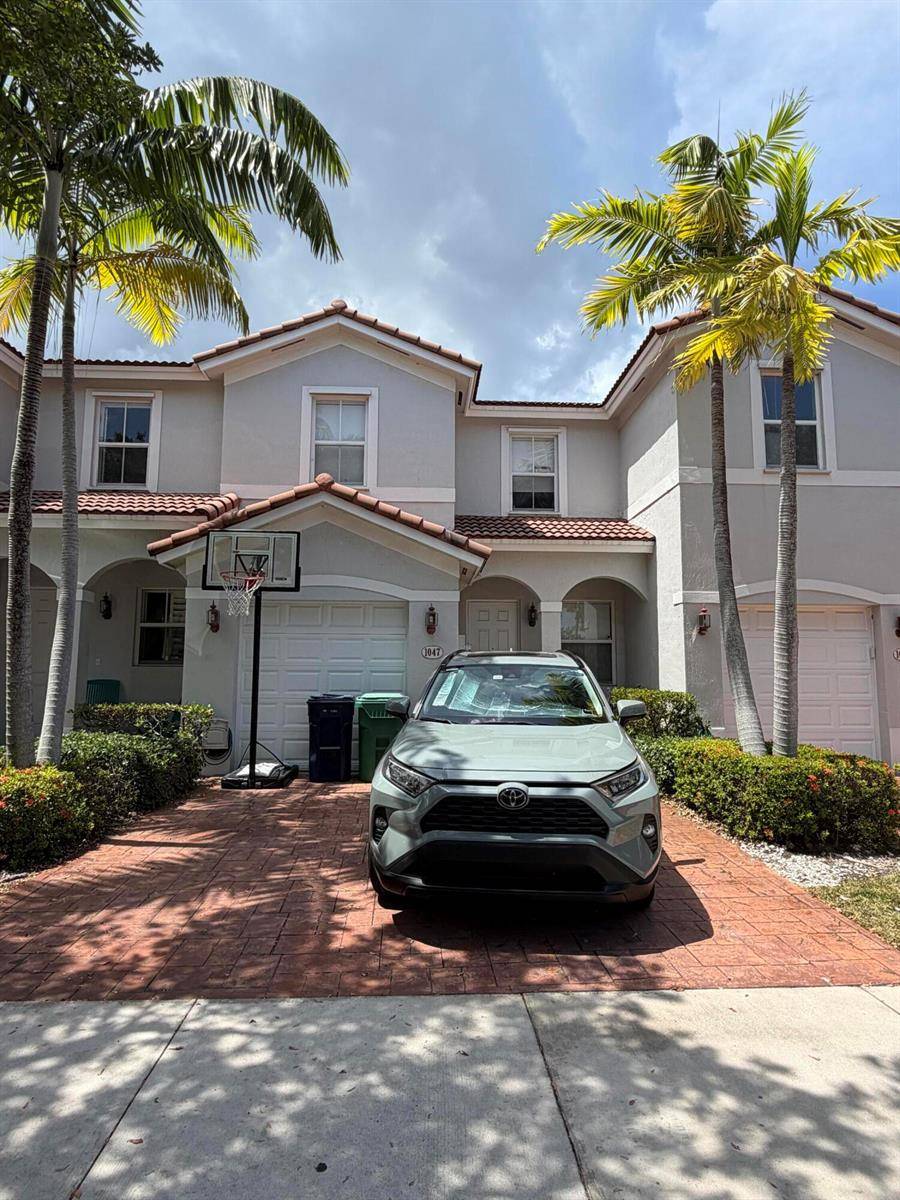 1047 NE 208thMiami - picture