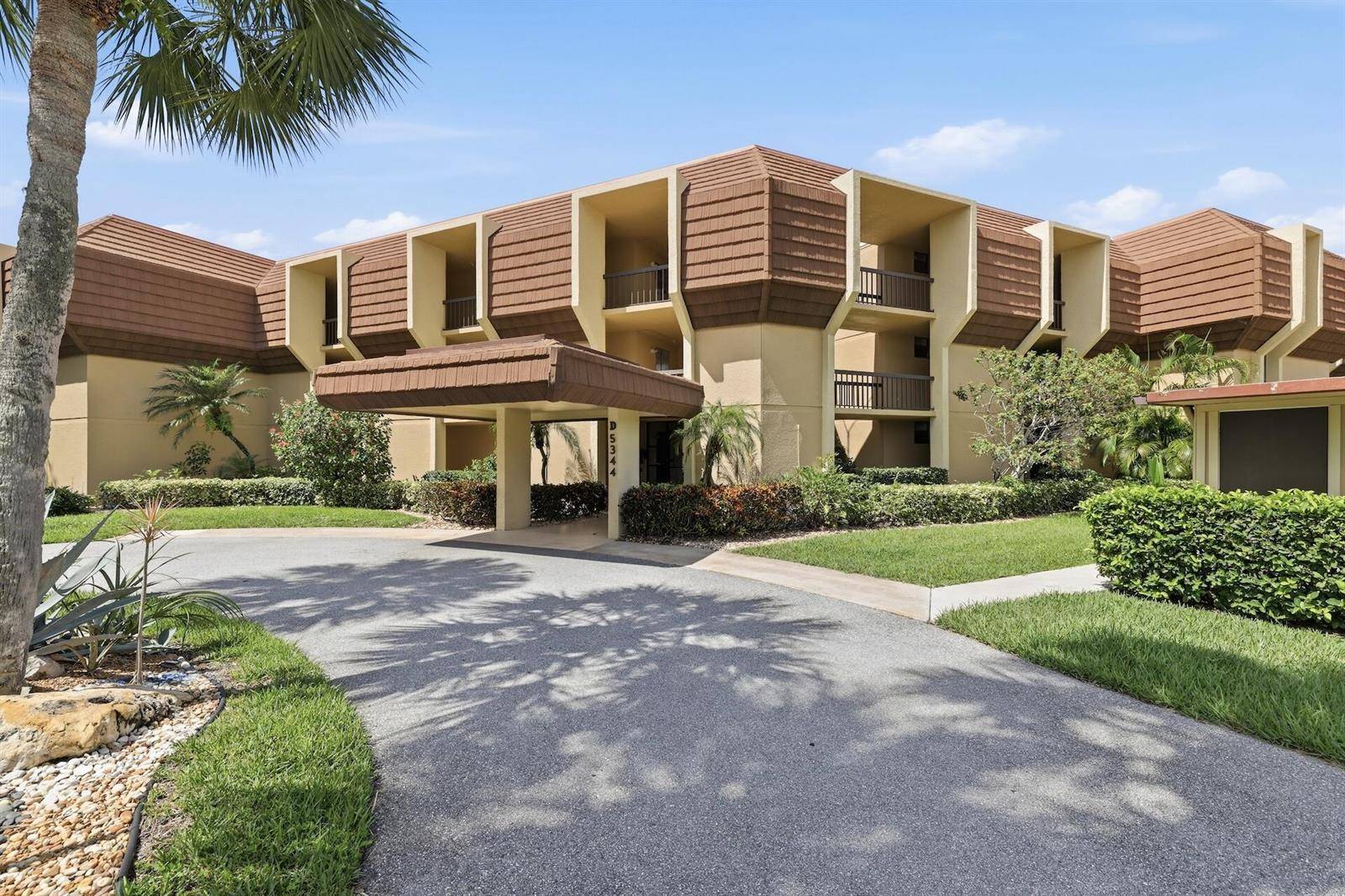 5344 Woodland LakesPalm Beach Gardens - WOODLAND LAKES condo unit 223 - picture