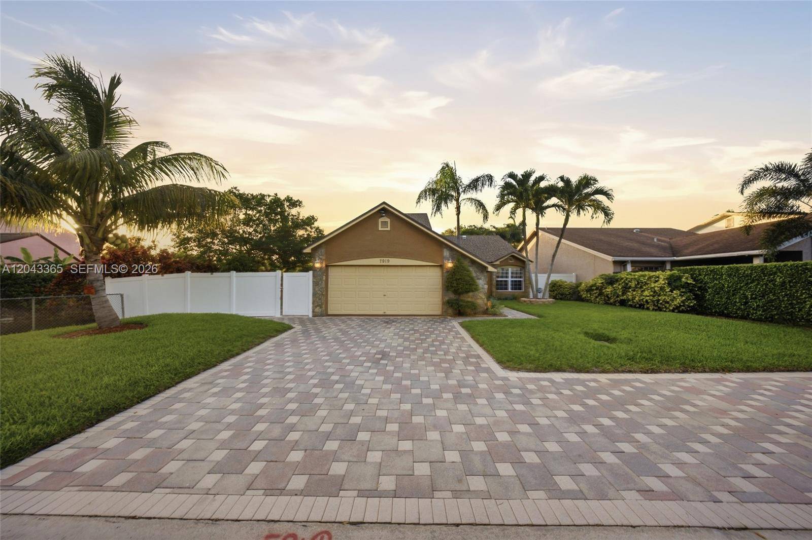 7919 NW 50th StLauderhill - picture