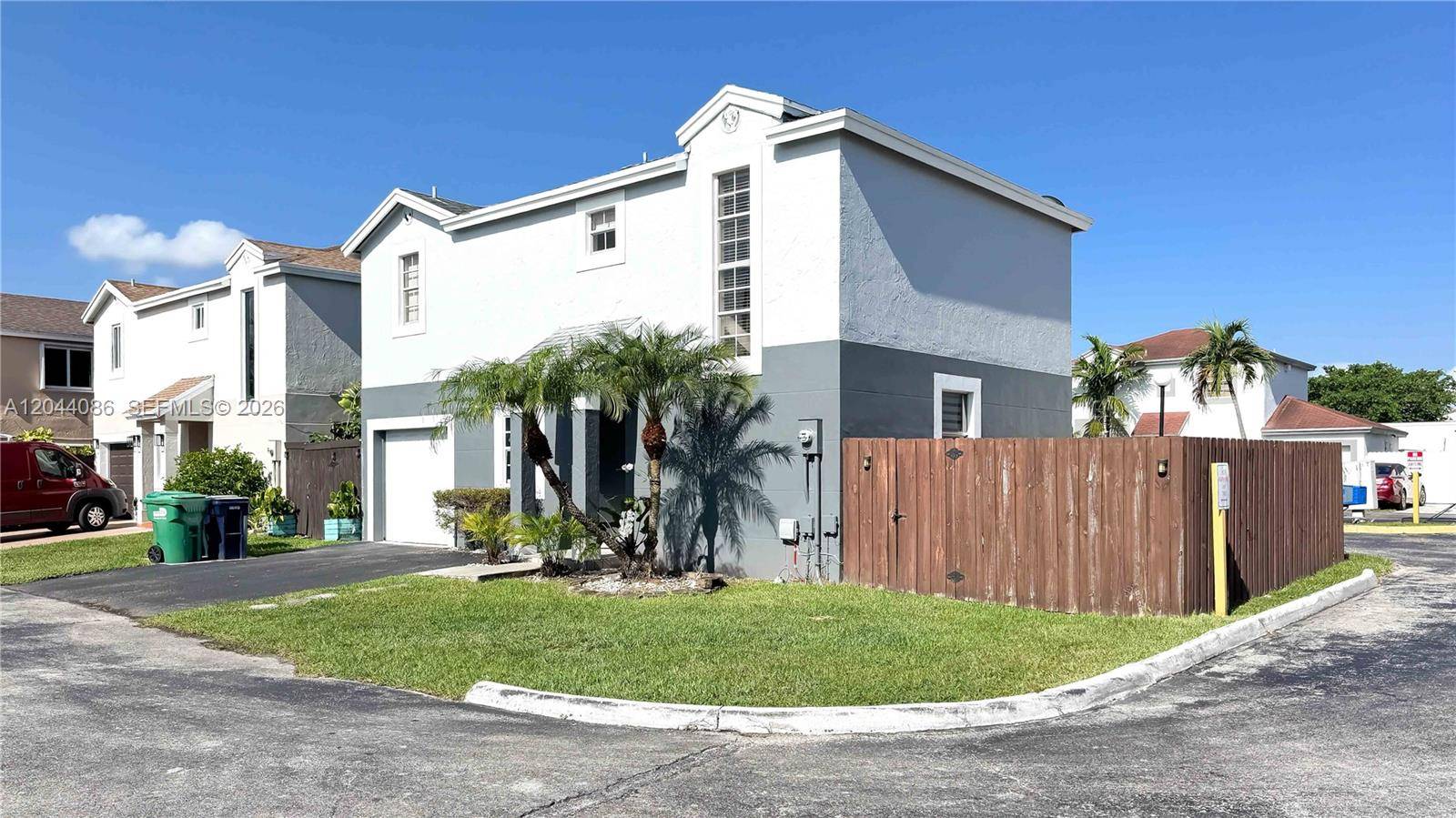9044 SW 148 CtMiami - picture