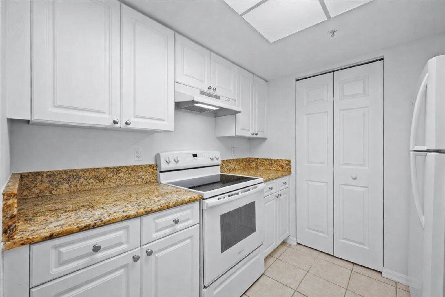 200 N CrestwoodRoyal Palm Beach - Condo condo unit 211 - picture