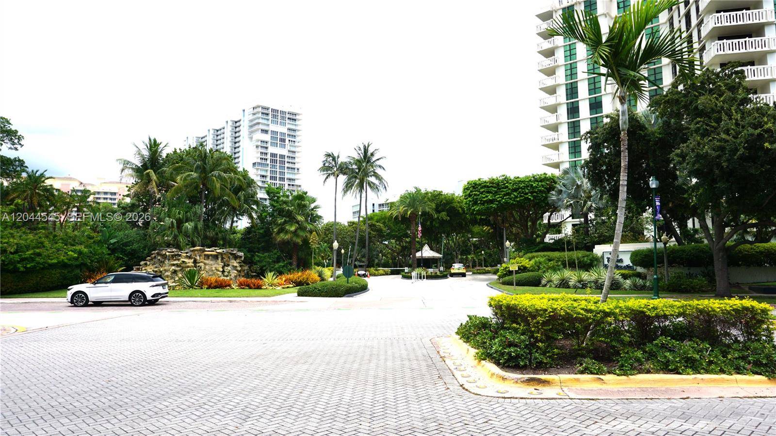1111 Crandon BlvdKey Biscayne - TOWERS OF KEY BISCAYNE CO condo unit B705 - picture