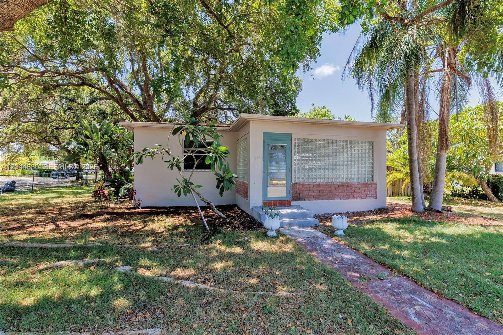 842 S 28th AveHollywood - picture
