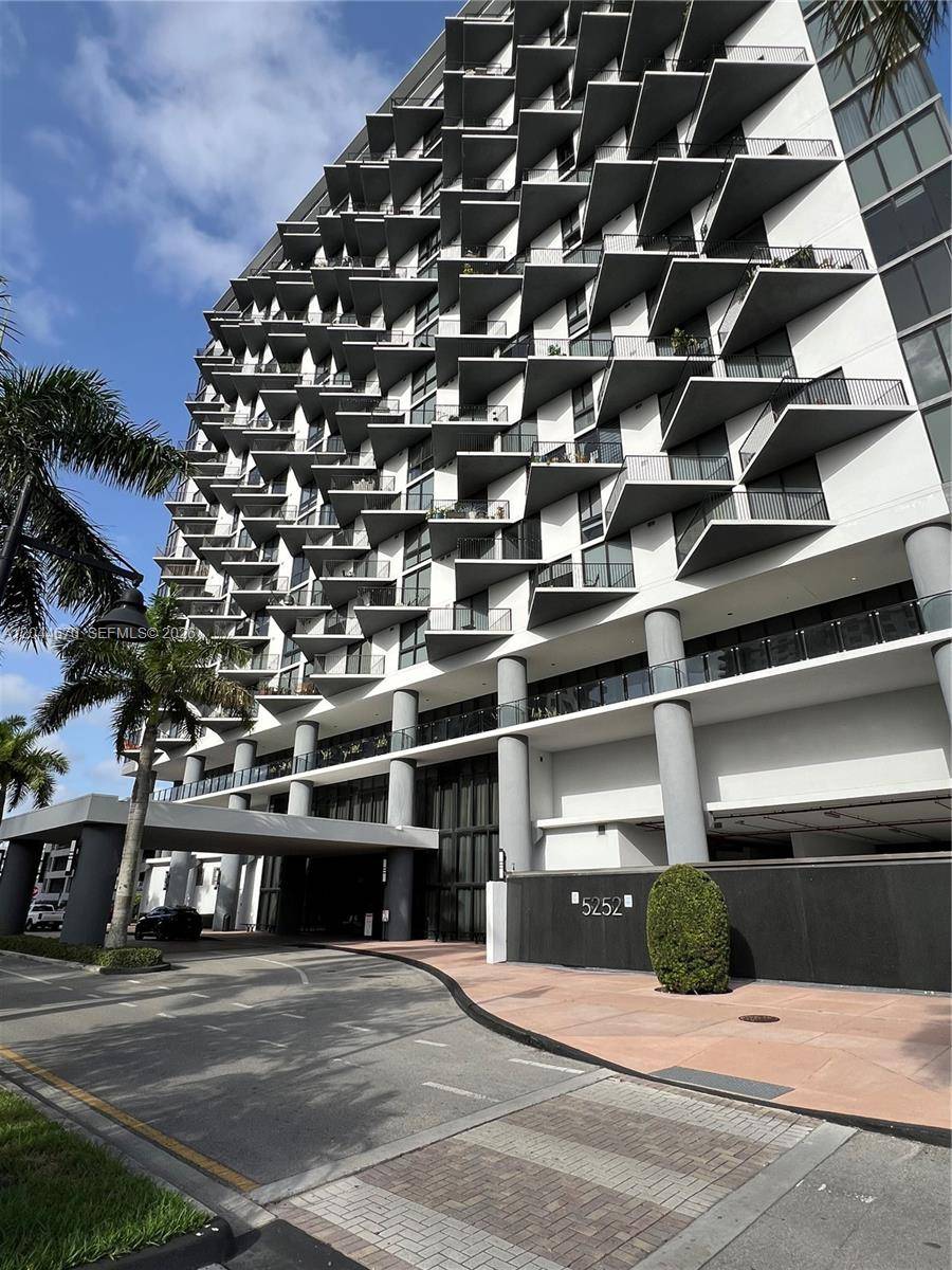 5252 NW 85th AveDoral - 5252 PASEO CONDO condo unit 1707 - picture