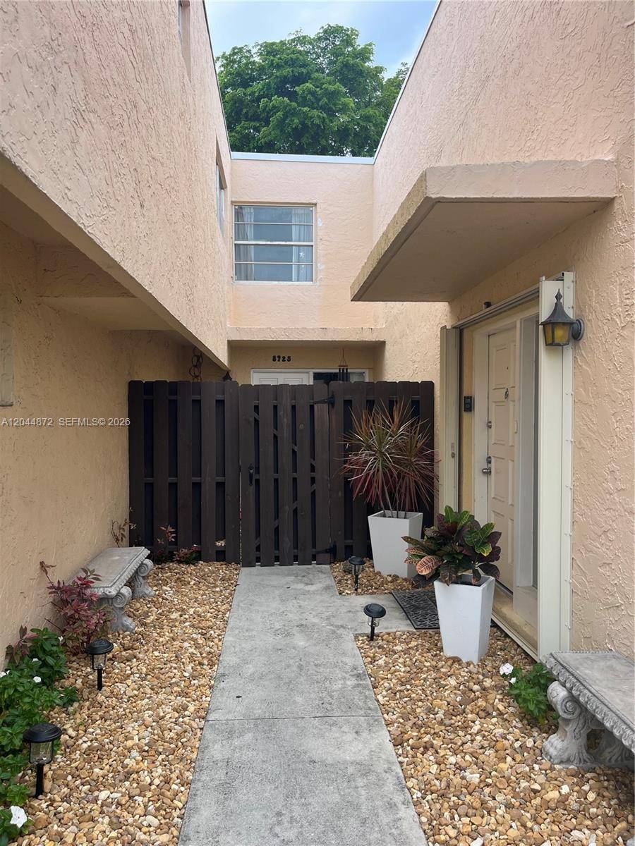 8925 NE 4 AVENUE RDMiami Shores - Townhouse,Condo condo unit 8925 - picture