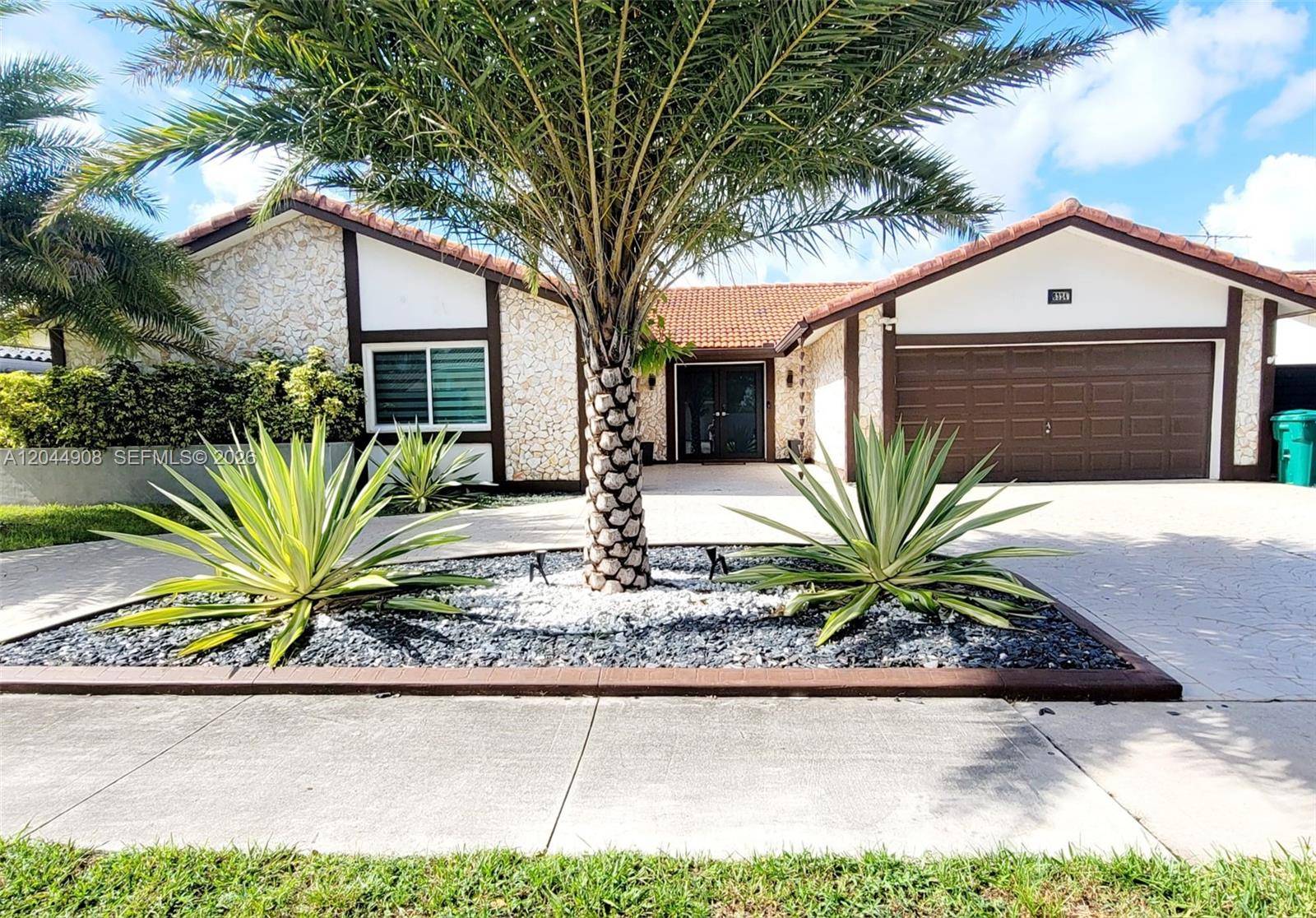 6324 NW 201st LnHialeah - picture
