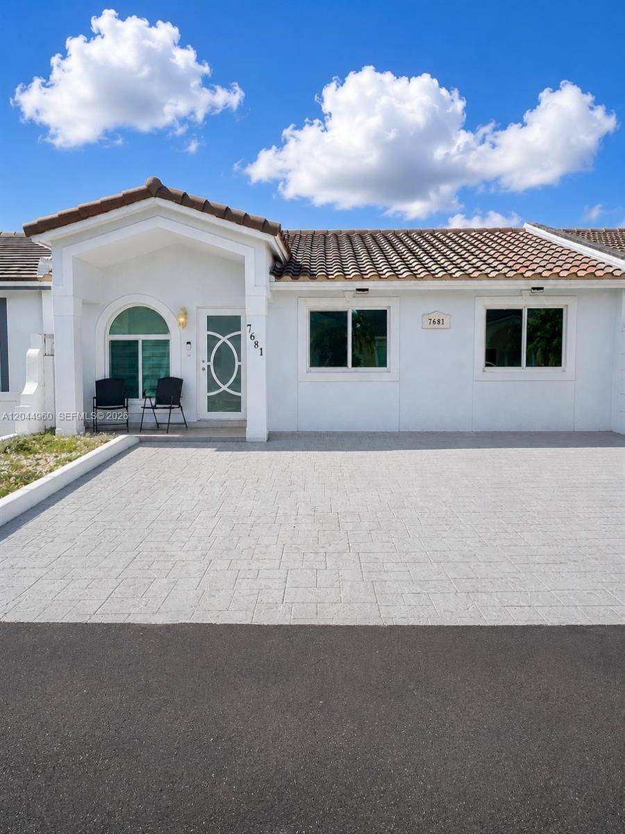 7681 NW 178th TerHialeah - picture