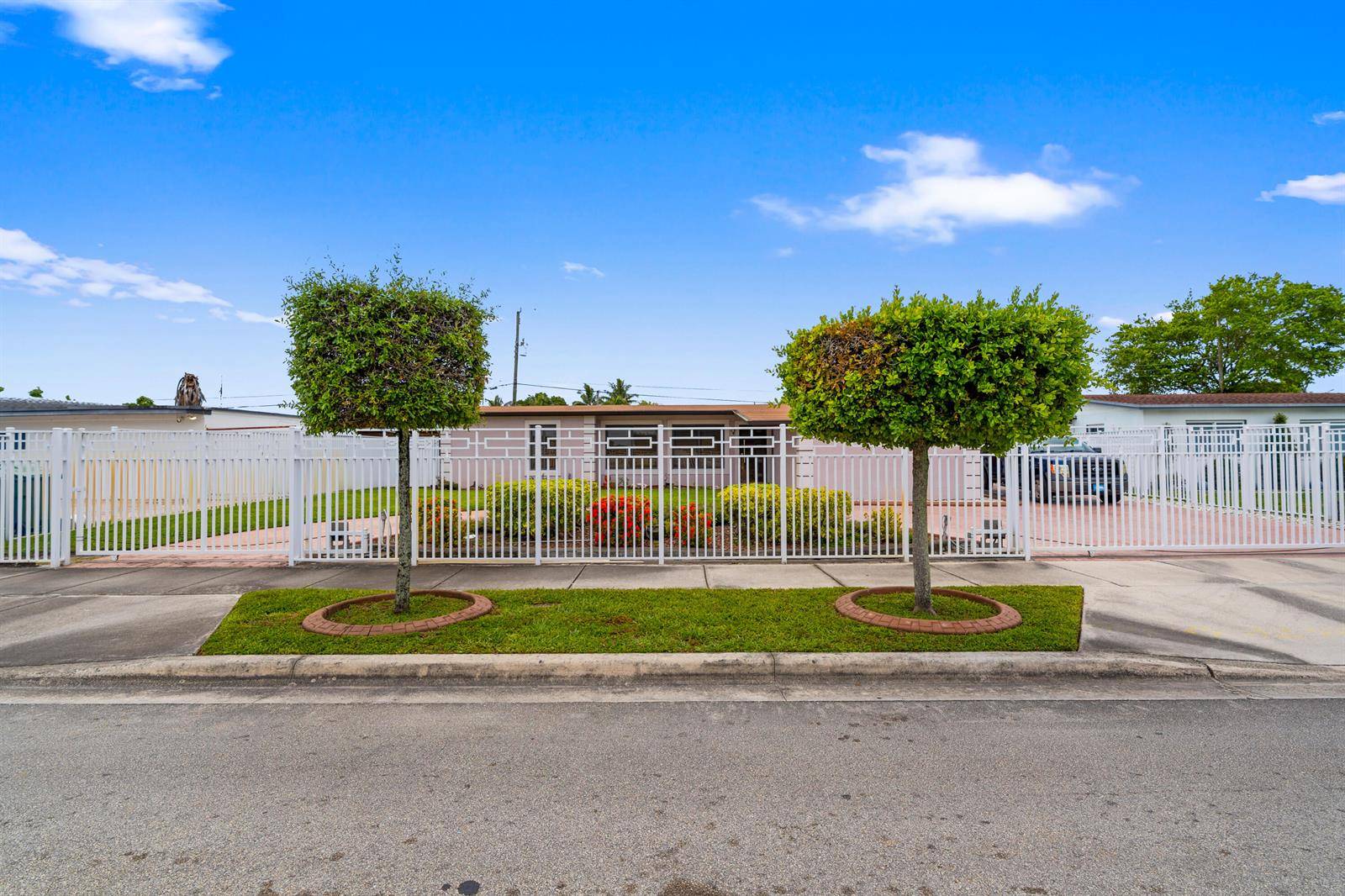6160 W 14thHialeah - picture