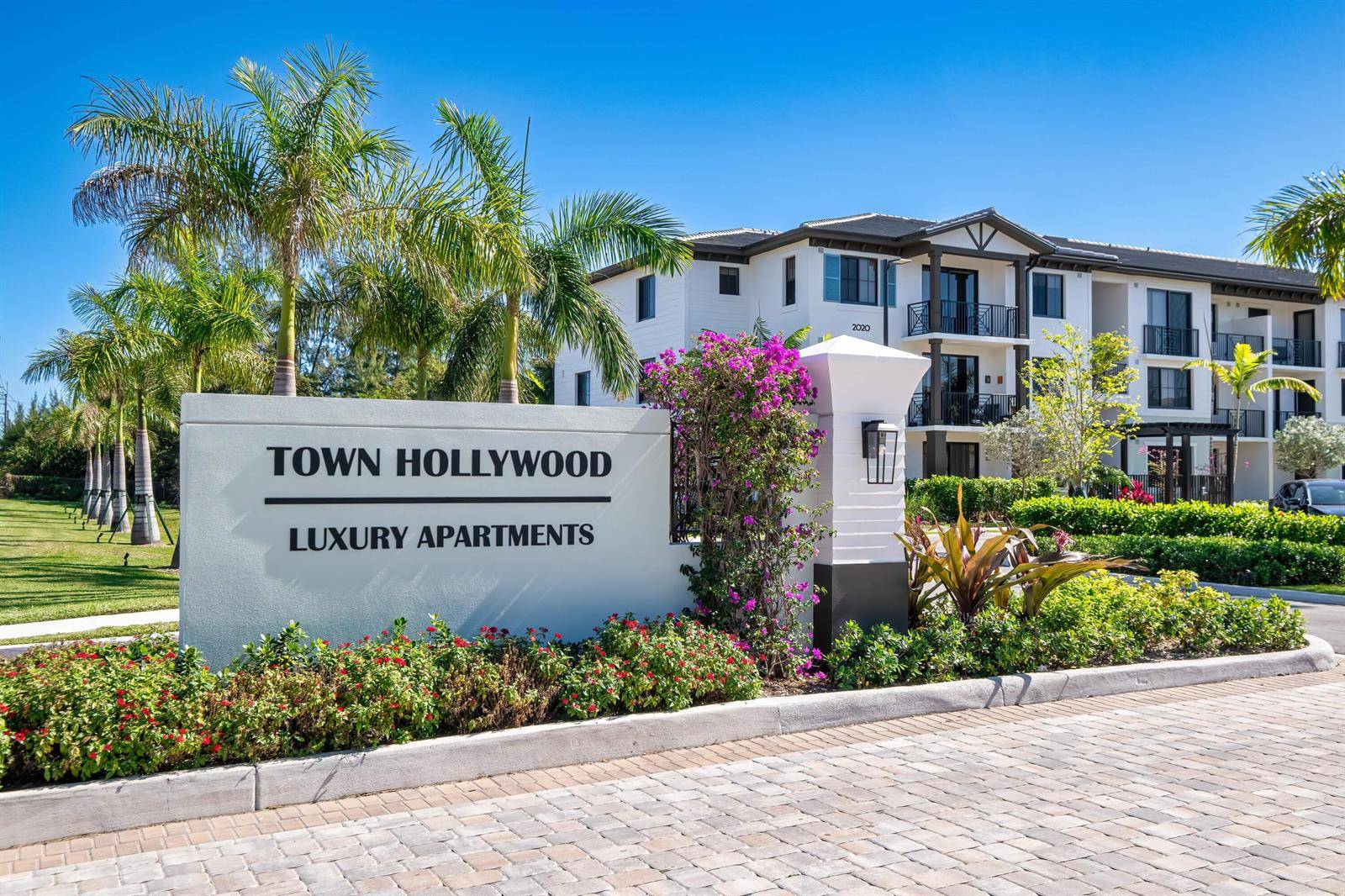 2000 StirlingHollywood - Town Hollywood condo unit 13-102 - picture