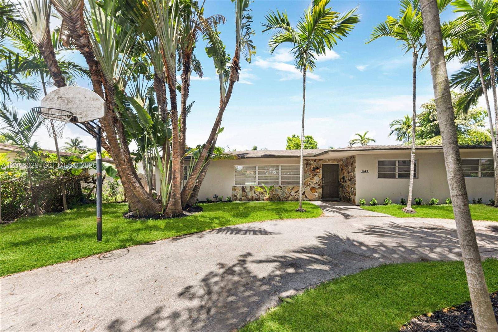 945 NE 176th StMiami - picture