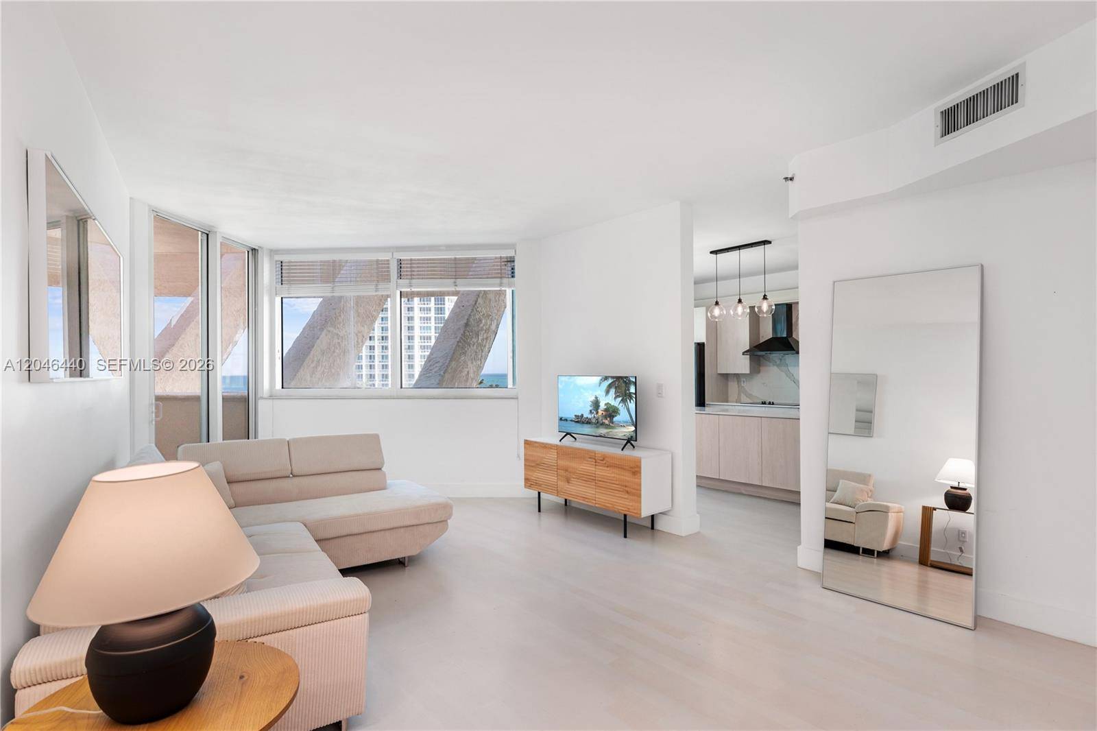 300 S Pointe DrMiami Beach - Condo 5+ Stories,Condo condo unit 907 - picture