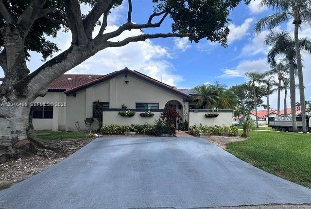 6633 NW 178th TerHialeah - picture