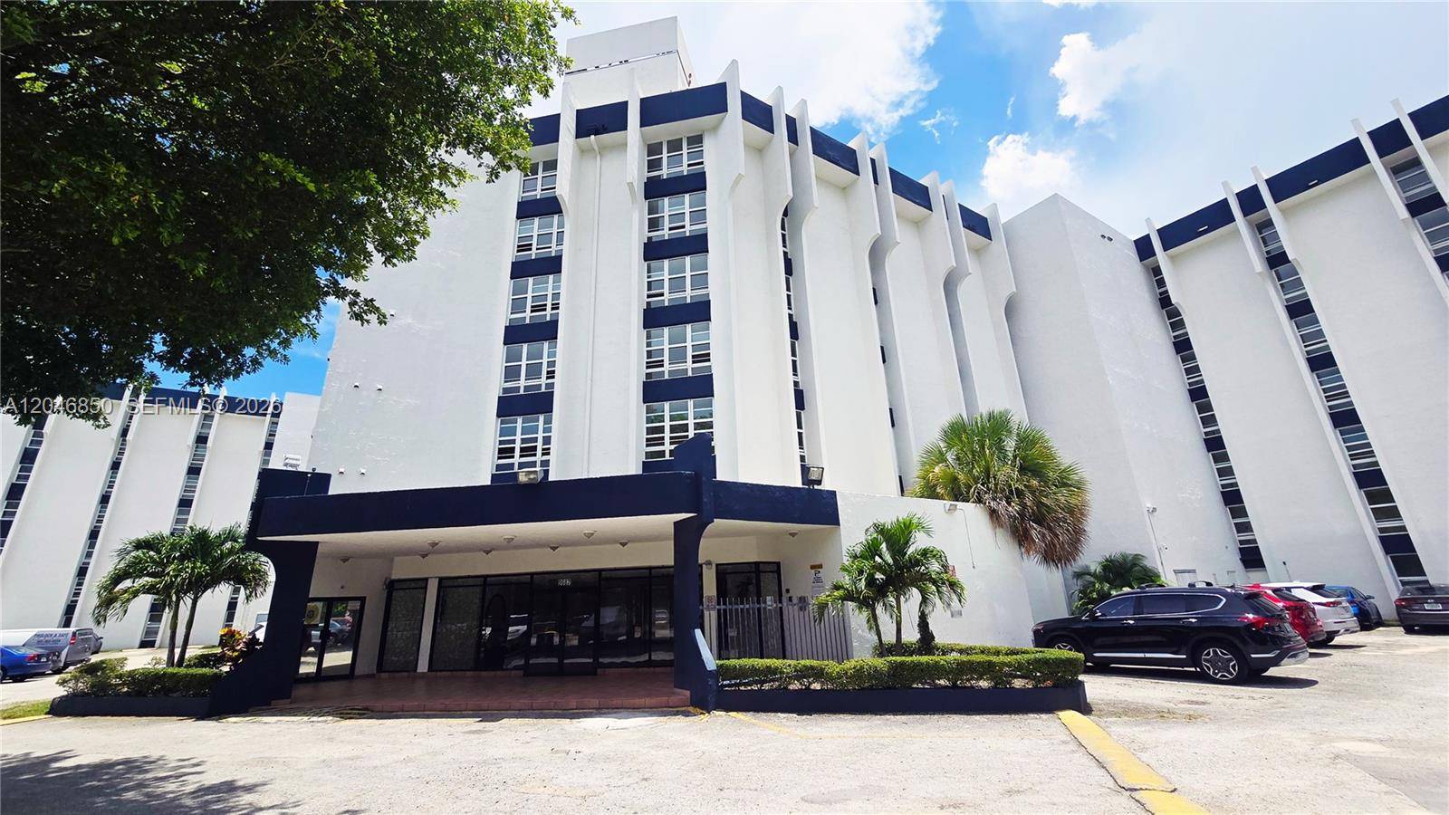 9682 Fontainebleau BlvdMiami - GOLFVIEW CLUB FONTAINEBLE condo unit 203 - picture