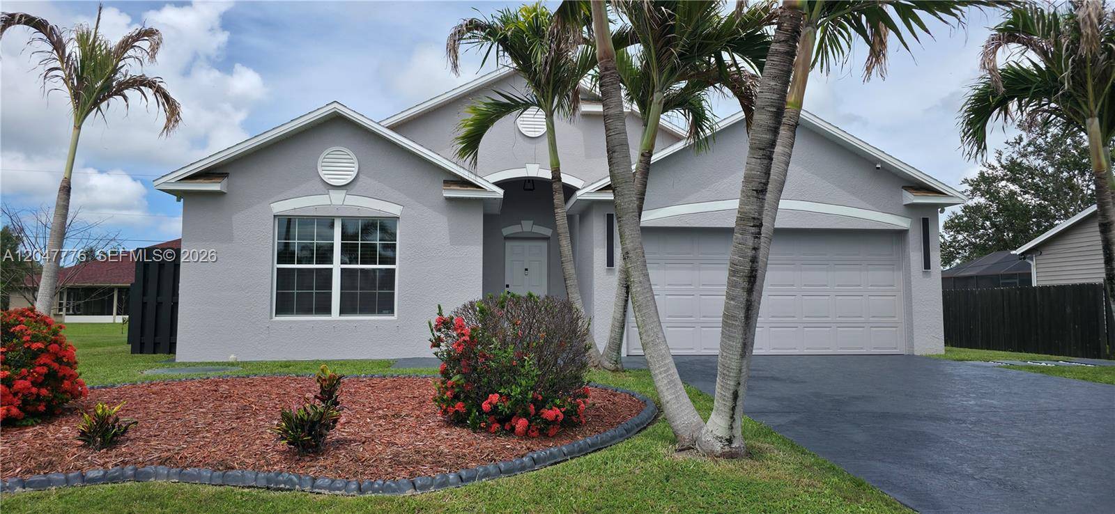 2037 SW Aquarius LnPort St. Lucie - picture
